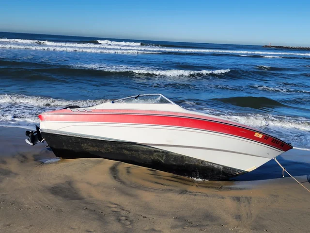 File:BeachedBoat.webp